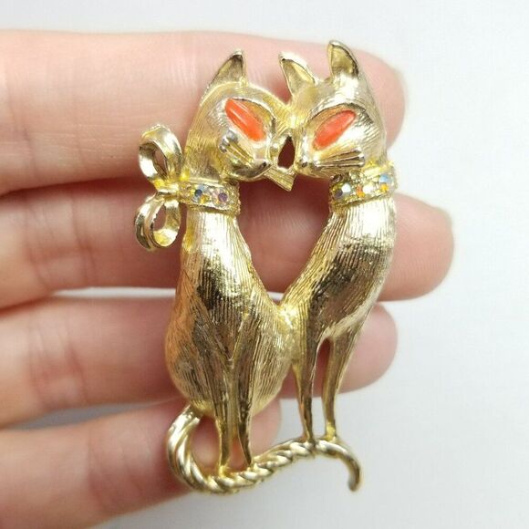 Vintage Pair of Cats with Orange Eyes, Gold Tone Rhinestone Siamese Lapel Pin - Picture 6 of 6